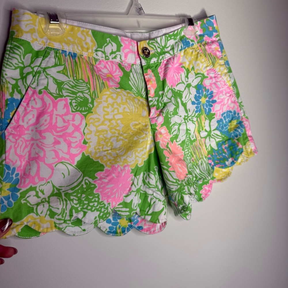M13 Lilly Pulitzer Scalloped Hem Hibiscus Floral Buttercup Resort Tennis Shorts - Picture 3 of 5